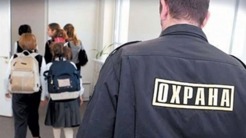 Bakı məktəbində dərsdə cangüdənlə oturan şagird hansı məmurun nəvəsidir? (FOTO)