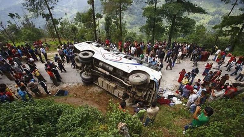 Avtobus uçurumdan yuvarlandı: 24 nəfər öldü