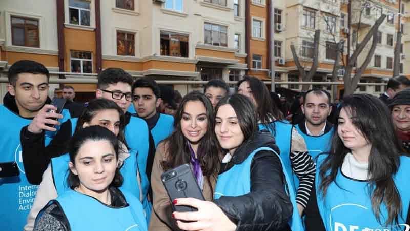 Leyla Əliyeva Binəqədidə abadlaşdırılan həyətin açılışında (FOTO)
