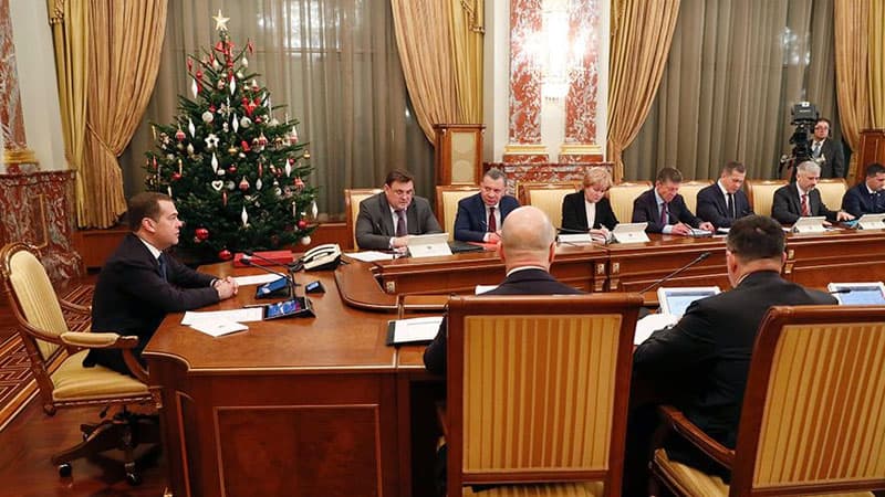 Medvedev Putinə istirahət etməyi məsləhət gördü, çaya dəvət etdi (VİDEO)