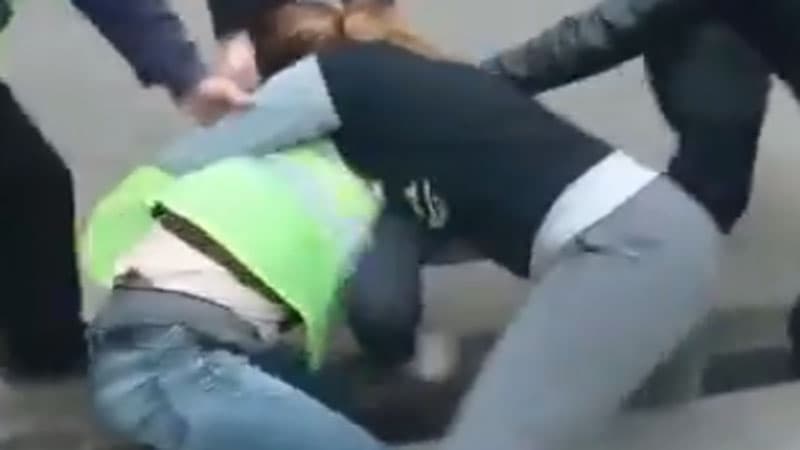Azərbaycanda iki qadın təmizlik işçisi olan kişini belə döydü (VİDEO)