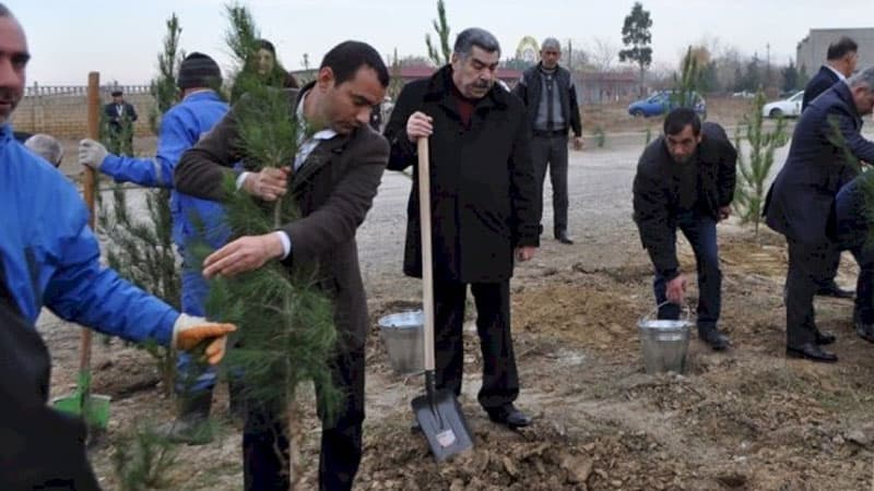 Yeni icra başçısı “lapatka” götürüb işə başladı (FOTO)