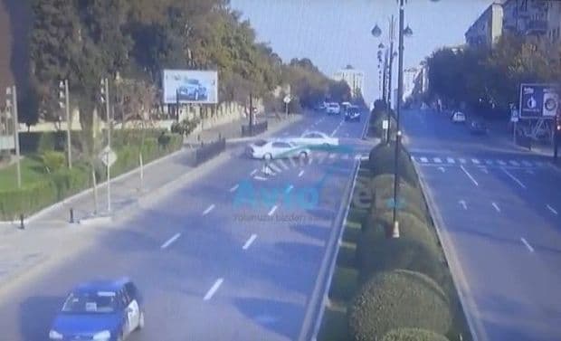 Bakıda qırmızı işıqda keçən taksi qəza törətdi (VİDEO)