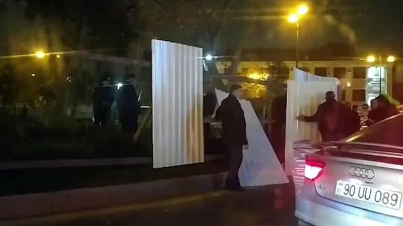 Xaləddin İsgəndərovun vaxtından təmirə bağlanan parkın hasarı sökülür (VİDEO)