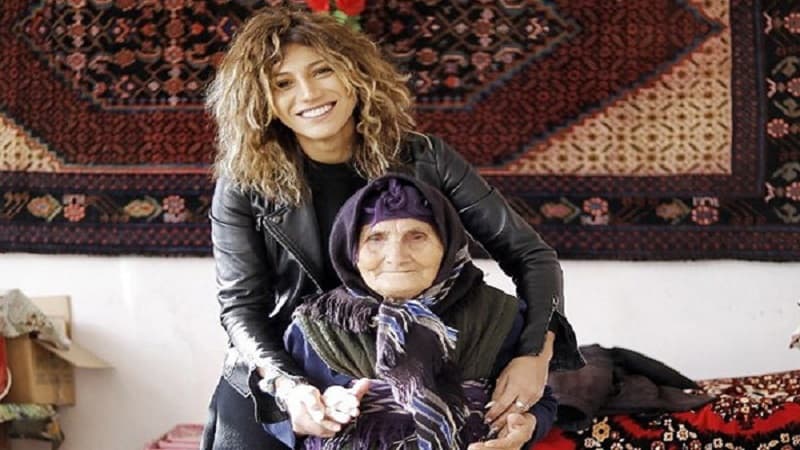 Röya Əsmər nənəyə ev tikdirəcək