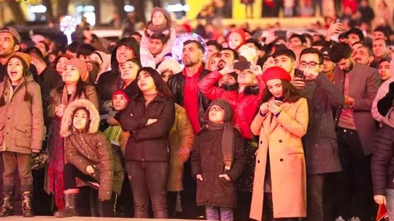 Yeni il gecəsi Bakının mərkəzində bir milyon insan toplaşıb (FOTOLAR)