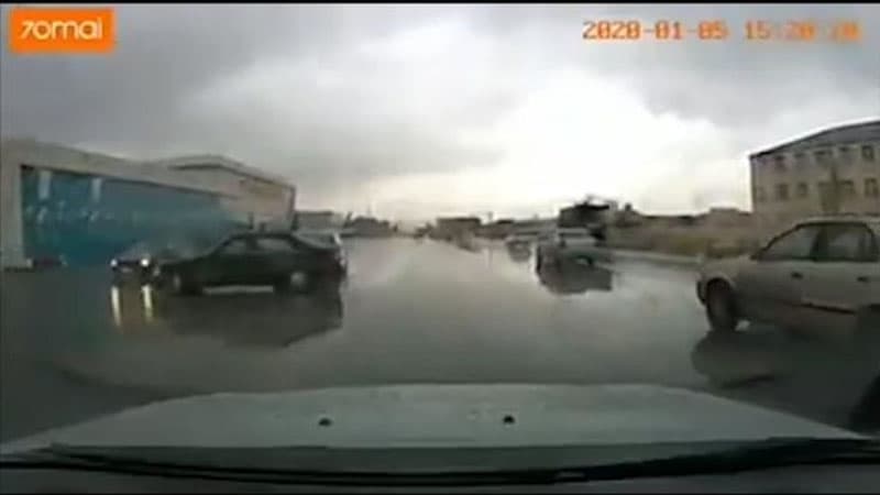 Bakıda yağışlı havada baş verən qəza kameraya düşdü (VİDEO)