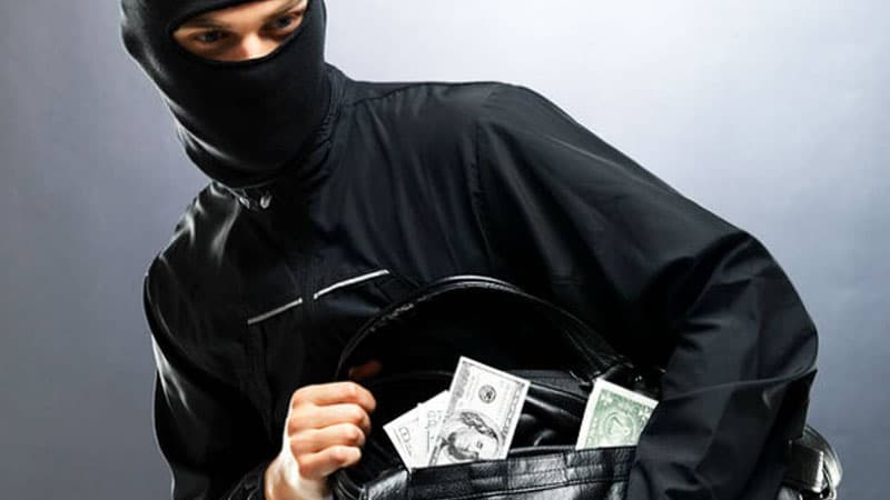 Bakıda evdən 21 min dollar və qızıl oğurlandı