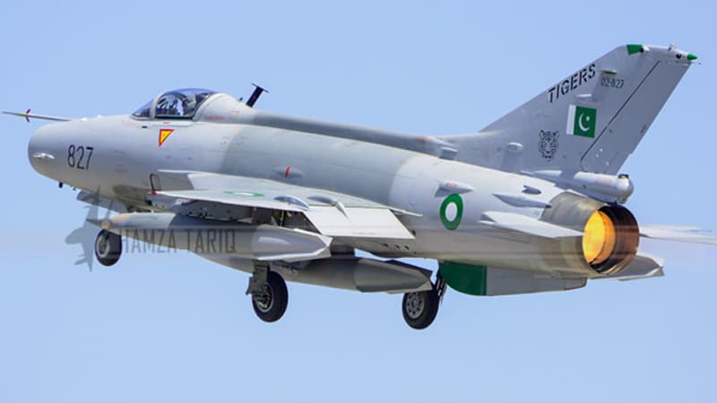 Pakistanda hərbi təyyarə qəzaya uğradı: 2 pilot öldü