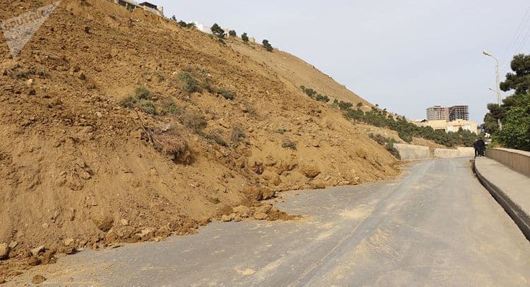 Badamdarda sürüşmə oldu, yol bağlandı (YENİLƏNİB)