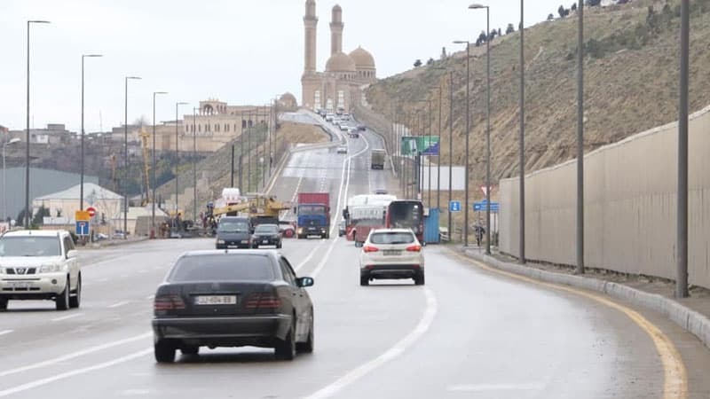 "Bibiheybət yolu"nda hərəkətin təşkilində müvəqqəti dəyişiklik edildi (FOTOLAR)