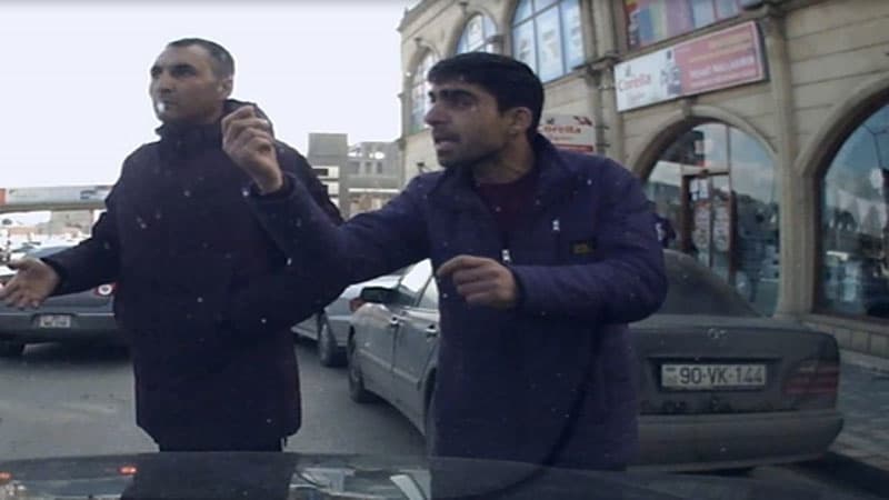 Bakıda özünü maşına qəsdən çırpan şəxslər (VİDEO)