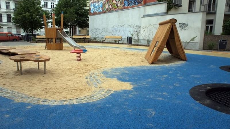 ABŞ-da təyyarə yanacağını məktəbin üstünə tökdü: 26 yaralı