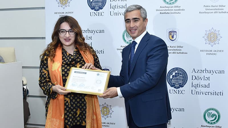 Çin dili kurslarını bitirənlərə sertifikatlar təqdim olundu (FOTOLAR)