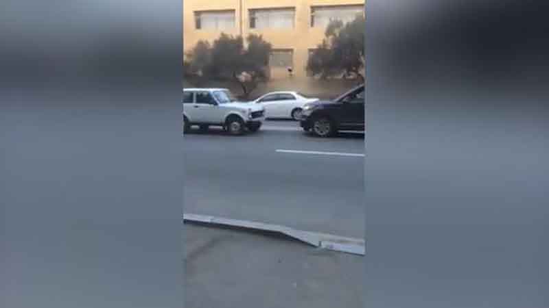 Bakıda "Niva" sürücüsü qayda pozan şəxsi belə "cəzalandırdı" (VİDEO)