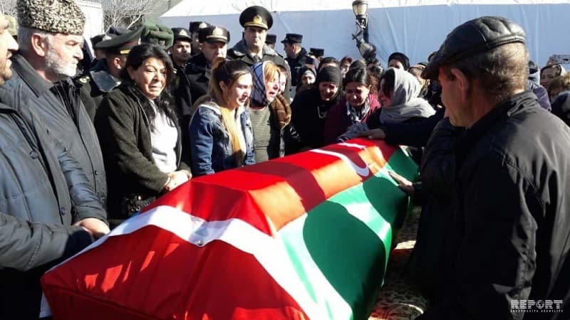 26 ildən sonra kimliyi müəyyənləşən şəhidin nəşi Yevlaxa gətirildi (FOTO/VİDEO)