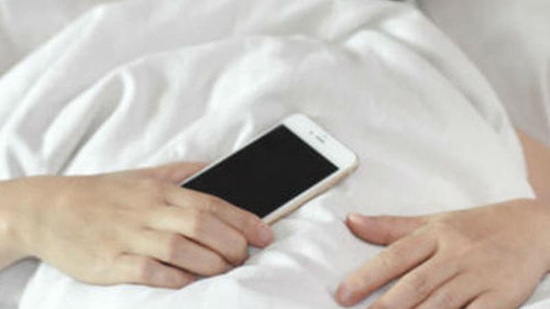 Alimlər smartfonların zərərini açıqladı