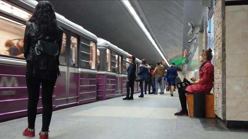 Bakı metrosunda həyəcan: Sərnişinlər vaqonlardan boşaldıldı
