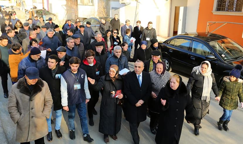 Azay Quliyev seçicilərlə görüşdü: Sakinlərin təklifi ilə 8 binanın həyətinə baxış keçirildi (FOTO)
