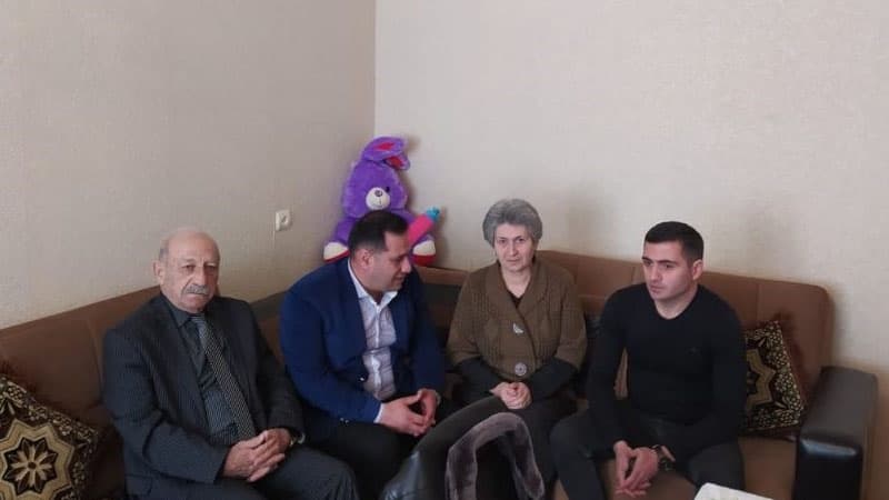 Deputatlığa namizəd Elnur Abbaszadə şəhid ailəsi ilə görüşüb (FOTO)