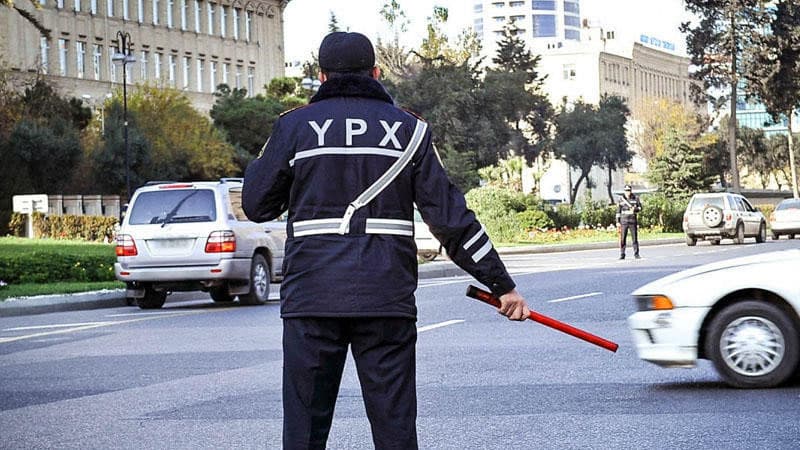 Bakıda yol polisinə silahlı hücum