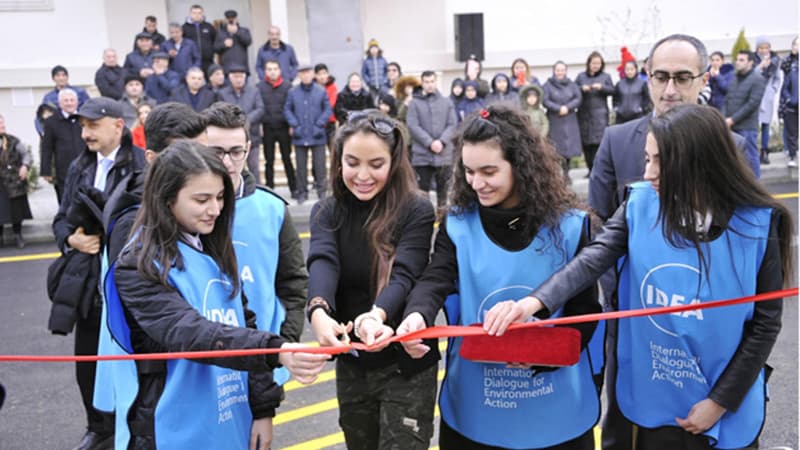 Leyla Əliyeva Səbaildə abadlaşdırılan həyətin açılışında (FOTOLAR)
