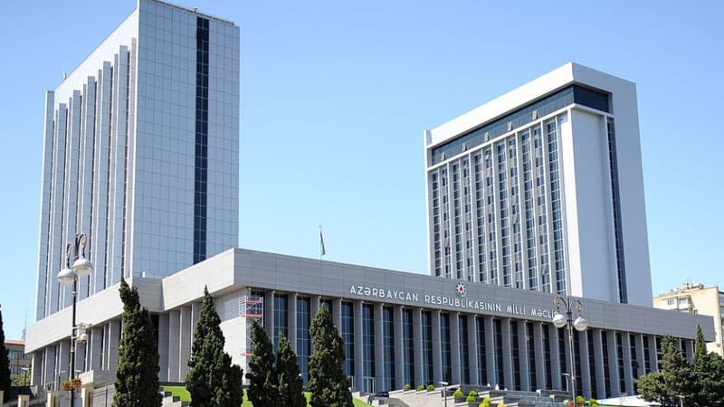 Milli Məclisin şöbə müdiri seçkiyə görə işdən çıxdı (FOTO)