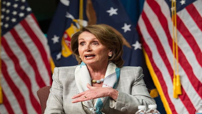 Nensi Pelosi Trampın çıxış mətnini hamının gözü qarşısında cırdı (VİDEO)