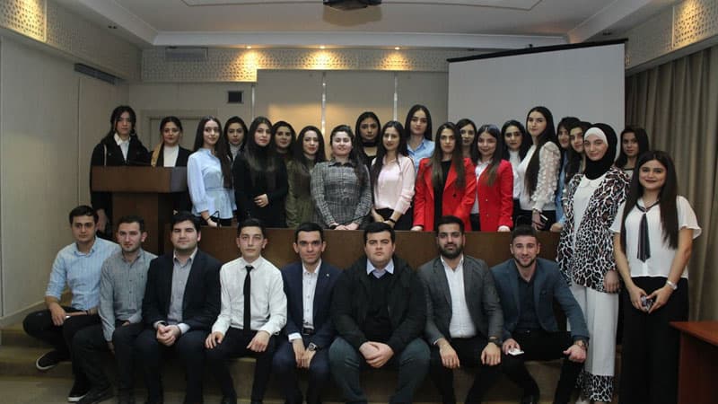 Rektor əlaçı tələbələrə pul mükafatı verdi  (FOTO)