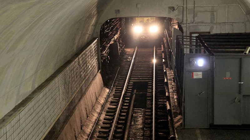 Bakı metrosunda sərnişin özünü qatar yoluna atdı