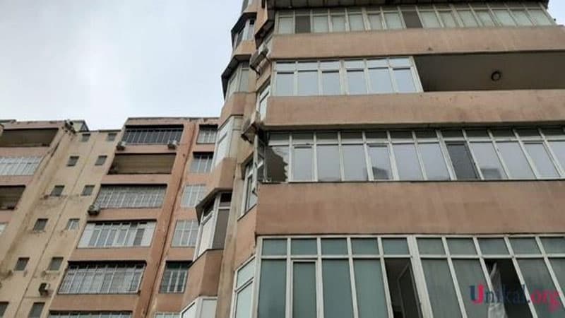 Bakıda külək yaşayış binasının pəncərəsini qopardı (FOTO)