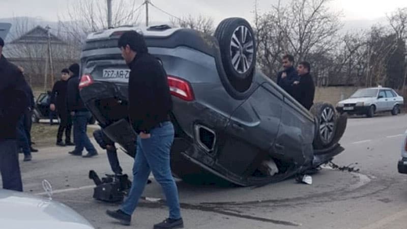 Maşın piyadanın üstünə aşdı (FOTOLAR)