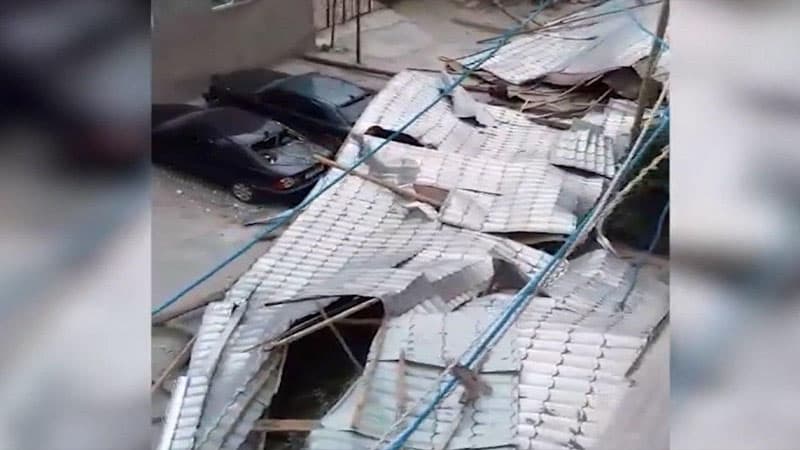 Bakıda güclü külək binanın dam örtüyünü uçurdu (VİDEO)
