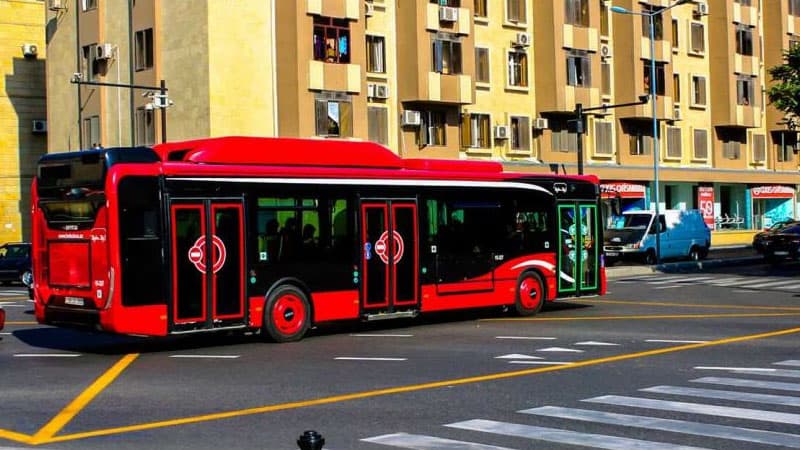 Avtobuslarda yeni sistem: sürücülər artıq dayanacaqdan kənarda saxlaya bilməyəcək (ŞƏRH)