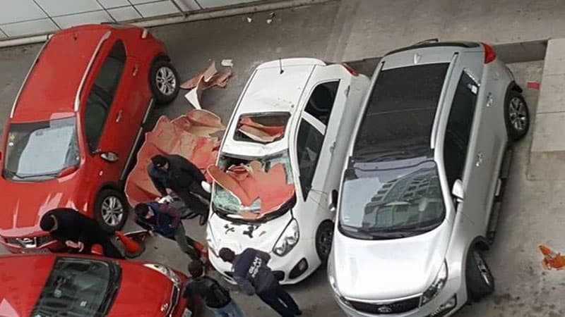 Paytaxtda güclü külək nəticəsində bir neçə avtomobil əzildi