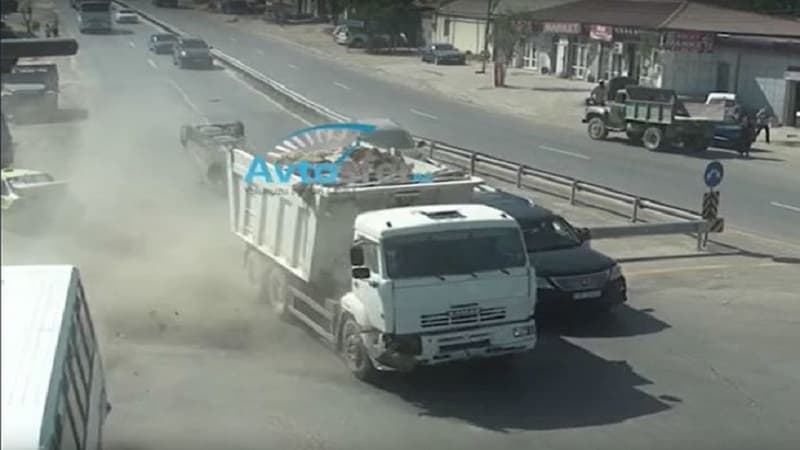 Bakıda “KamAz” dəhşət saçdı: Avtobus və beş avtomobili əzdi (VİDEO)