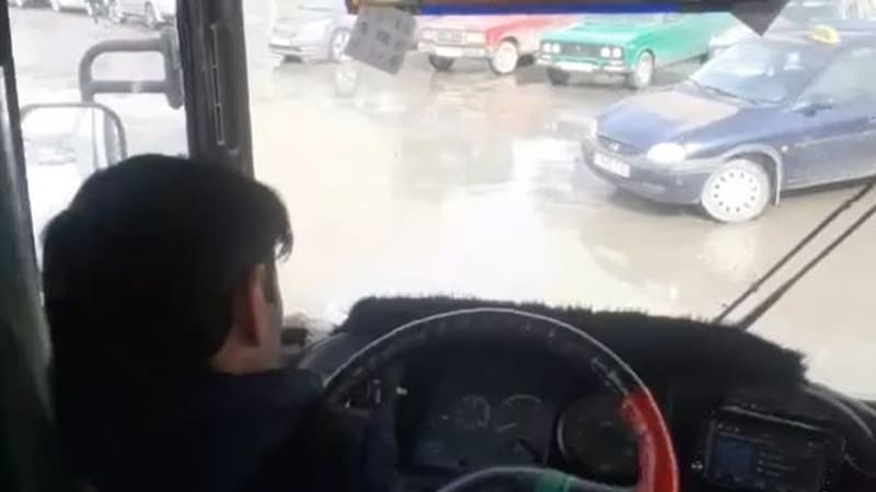 Bakıda avtobus sürücü sərnişinlərin həyatını belə təhlükəyə atdı (VİDEO)