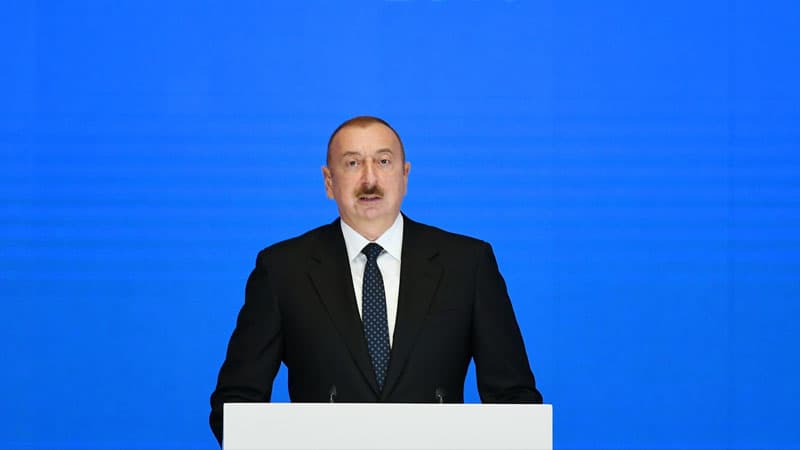 Prezident xalq rəssamını təltif etdi (FOTO)