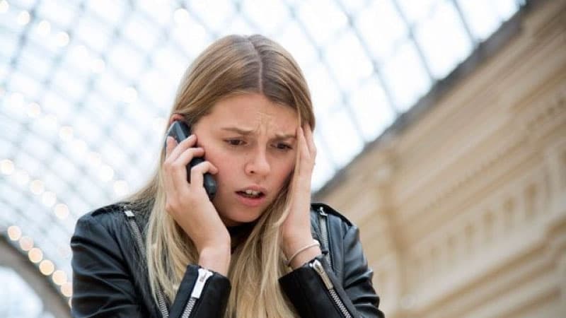 Alimlər: Telefonla danışmaq gənclərin yerişini dəyişir