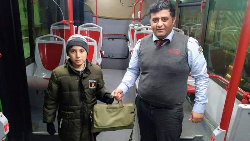 “BakuBus”ın sürücüsü tapdığı noutbuku sahibinə qaytardı