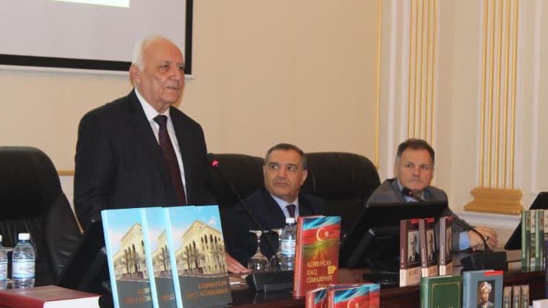 Milli Kitabxananın nəşrləri Tarix İnstitutuna təqdim edildi (FOTOLAR)