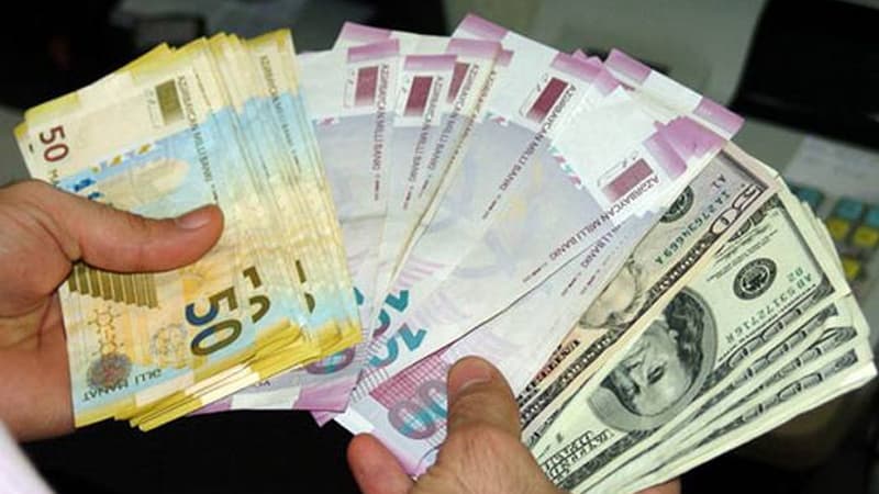 Bu gün devalvasiyanın yubileyidir: Reanimasiyada olan banklar var...