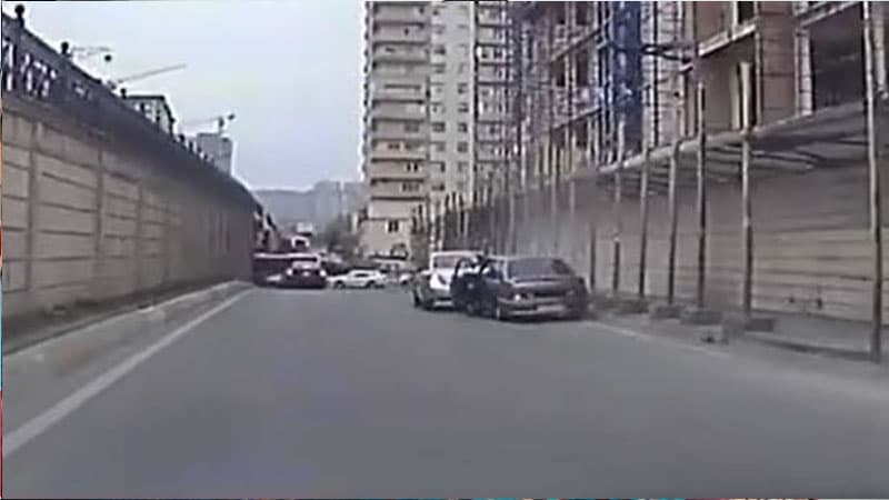 Bakıda yüksək sürət qəzaya səbəb oldu (VİDEO)