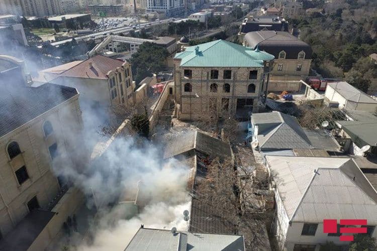 Nərimanov rayonunda həyət evində yanğın söndürüldü (FOTO/YENİLƏNİB)