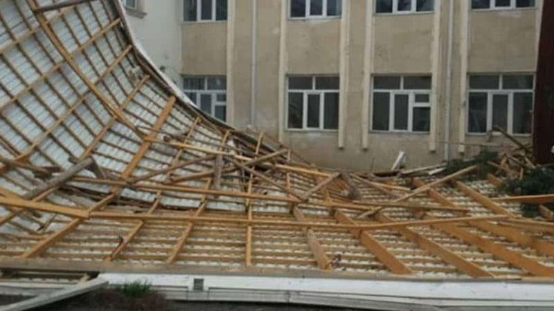 Paytaxtda güclü külək məktəbin damını uçurdu (FOTO)