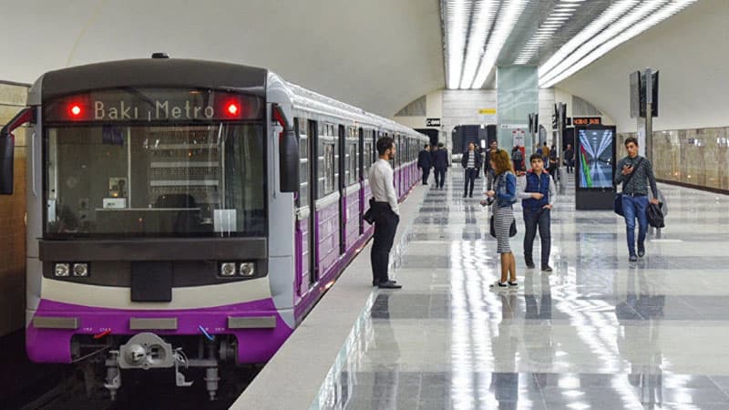 Azərbaycanda nazir müavini metrodan istifadə edir (FOTO)