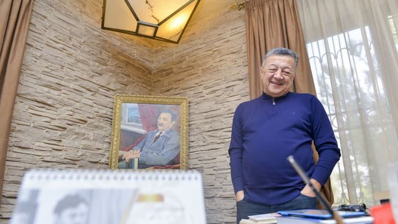 Atam sərxoş olub Hamletin monoloqunu söylədi – İsmayıl Şıxlının evindən reportaj