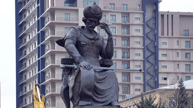 Xətainin heykəlinin yerdəyişməsinin faydaları - Ekspert danışdı