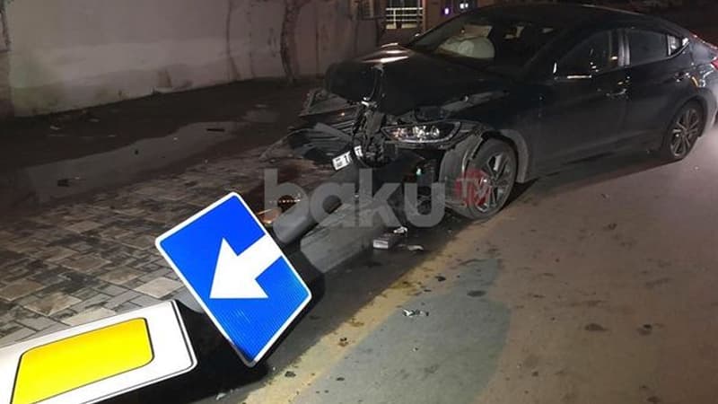 Bakıda avtomobil işıq dirəyinə çırpıldı (FOTO/VİDEO)