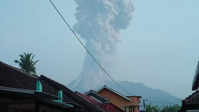 İndoneziyada vulkan partladı (FOTOLAR)